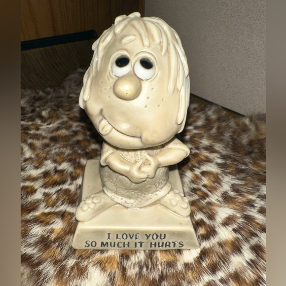Vintage R & W Berries "I Love You So Much It Hurts" Figurine - Picture 1 of 4